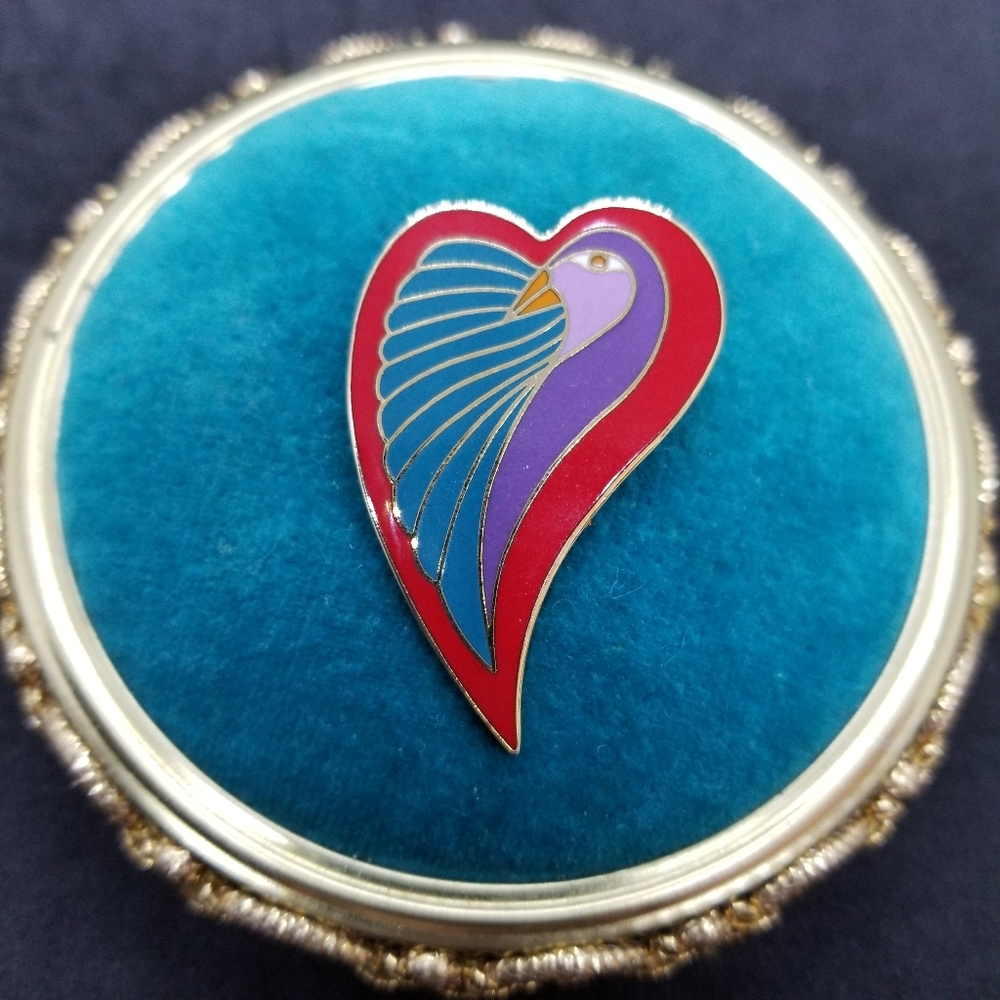 Laurel Burch "DOVE HEART" enameled pin/brooch 🕊